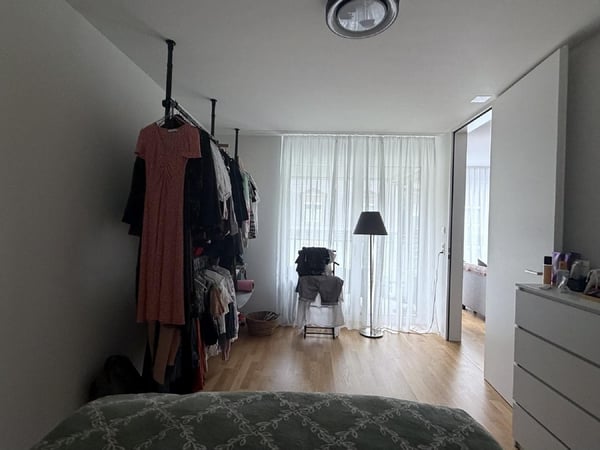 Moderne 2.5-Zimmer-Wohnung mit Balkon und Stadtblick in Zürich-Binz 4