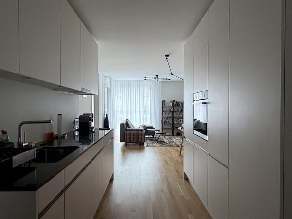 Moderne 2.5-Zimmer-Wohnung mit Balkon und Stadtblick in Zürich-Binz 8