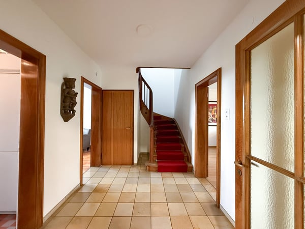 6.5-Zimmer-Doppeleinfamilienhaus mit grossem Garten, Pool und Weitsicht 11