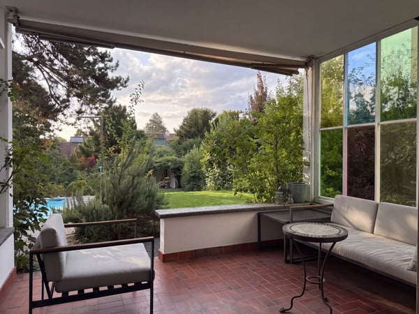 6.5-Zimmer-Doppeleinfamilienhaus mit grossem Garten, Pool und Weitsicht 3