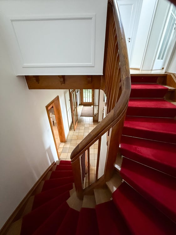 6.5-Zimmer-Doppeleinfamilienhaus mit grossem Garten, Pool und Weitsicht 12