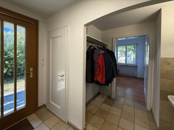 6.5-Zimmer-Doppeleinfamilienhaus mit grossem Garten, Pool und Weitsicht 10