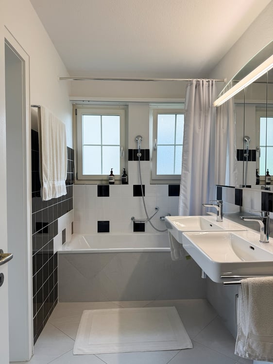 6.5-Zimmer-Doppeleinfamilienhaus mit grossem Garten, Pool und Weitsicht 21