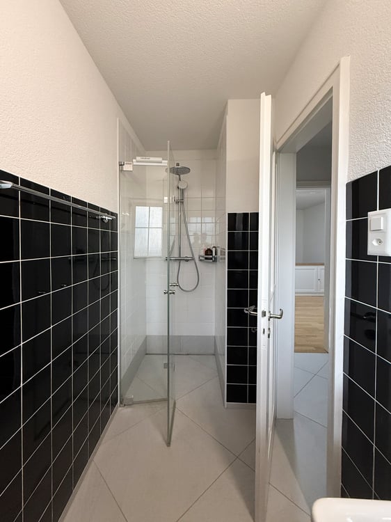 6.5-Zimmer-Doppeleinfamilienhaus mit grossem Garten, Pool und Weitsicht 22