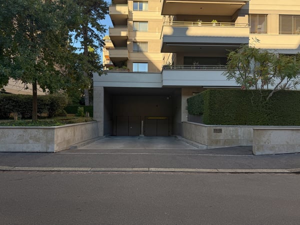 Luxuriöses Wohnen an bester Lage – 3.5-Zimmer-Wohnung mit Loggia und Indoor-Swimmingpool 12
