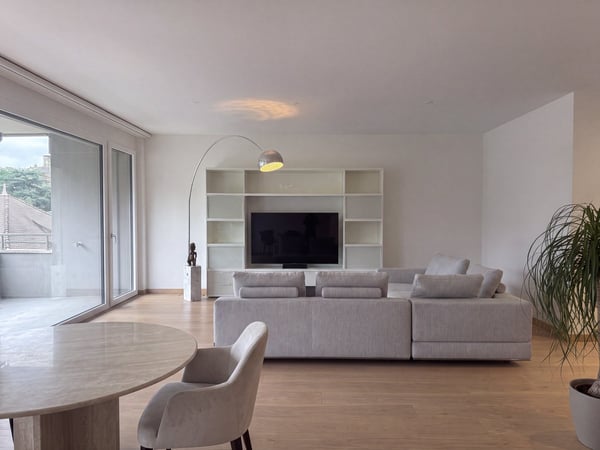Luxuriöses Wohnen an bester Lage – 2.5-Zimmer-Wohnung mit Loggia und Indoor-Swimmingpool