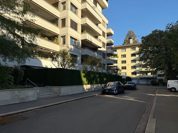 Luxuriöses Wohnen an bester Lage – 3.5-Zimmer-Wohnung mit Loggia und Indoor-Swimmingpool 11