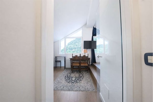 MODERNA MANSARDA DI DESIGN CON VISTA LAGO 6