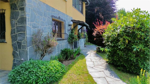 VILLA INDIPENDENTE CON GIARDINO E VISTA APERTA 5