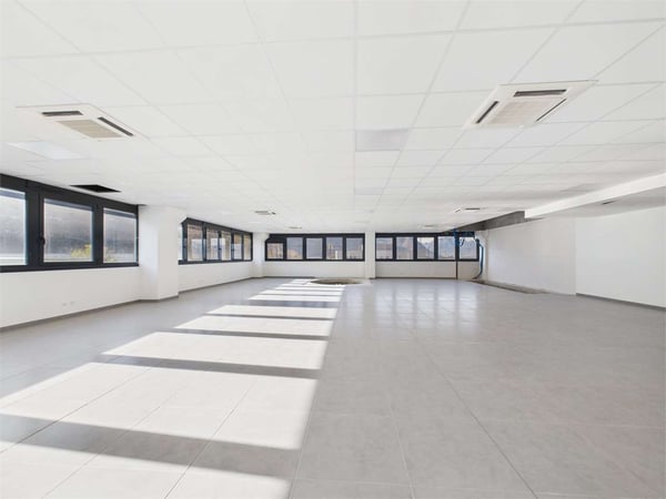 SPAZIO COMMERCIALE CON GRANDE ROOFTOP E 2 POSTI AUTO INCLUSI 11