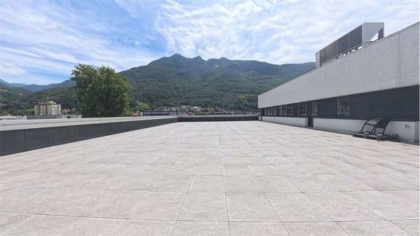 SPAZIO COMMERCIALE CON GRANDE ROOFTOP E 2 POSTI AUTO INCLUSI 3