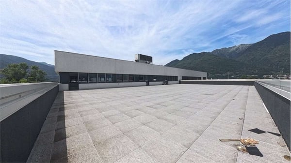 SPAZIO COMMERCIALE CON GRANDE ROOFTOP E 2 POSTI AUTO INCLUSI 1