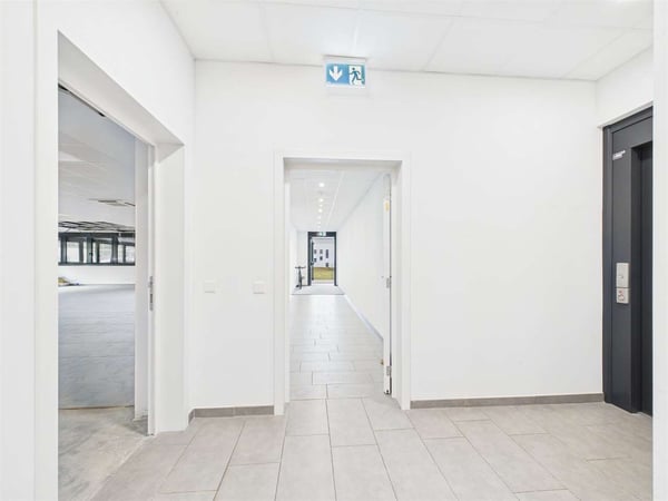 GRANDE SUPERFICIE COMMERCIALE AL PRIMO PIANO 10