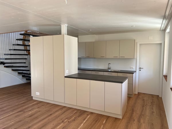 Moderne 4.5-Zimmer-Maisonette-Wohnung in Jens 2