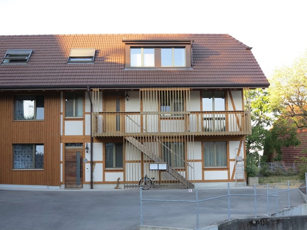 Moderne 4.5-Zimmer-Maisonette-Wohnung in Jens 1