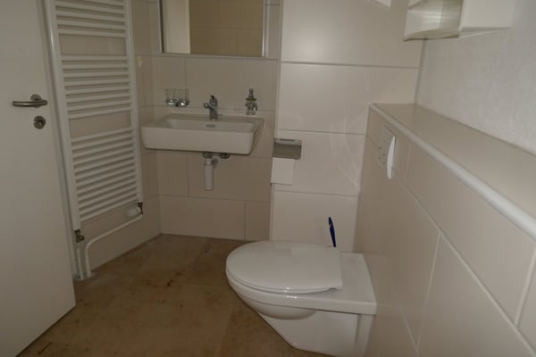 Charmante 4-Zimmer-Maisonette-Wohnung mit Balkon und Seeblick in Ligerz 9