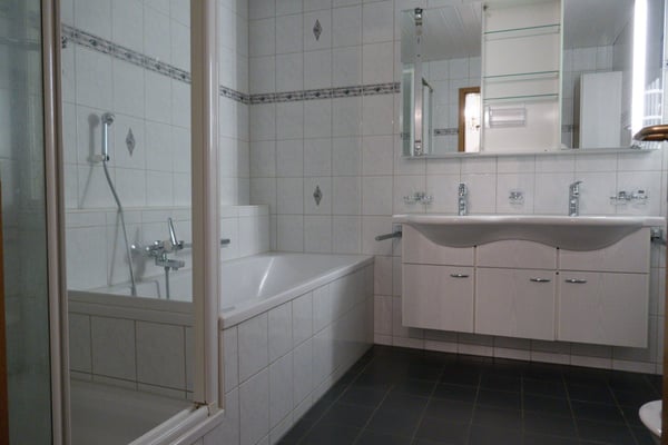 Charmante  3 ½  Zimmer Altbauwohnung mit Seeblick und privater grosser Terrasse in Ligerz 8