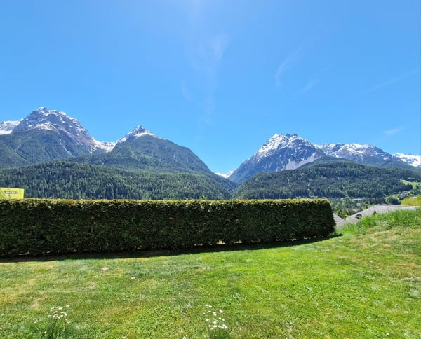 Neuwertige Gartenwohnung mit Traumsicht nahe den Bergbahnen Motta Naluns 2