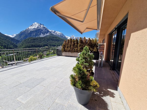 Zweitwohnung im Dachgeschoss, mit riesige Terrasse und Traumsicht nahe den Bergbahnen Motta Naluns 7