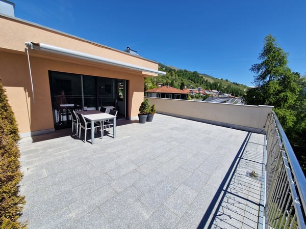 Zweitwohnung im Dachgeschoss, mit riesige Terrasse und Traumsicht nahe den Bergbahnen Motta Naluns 5