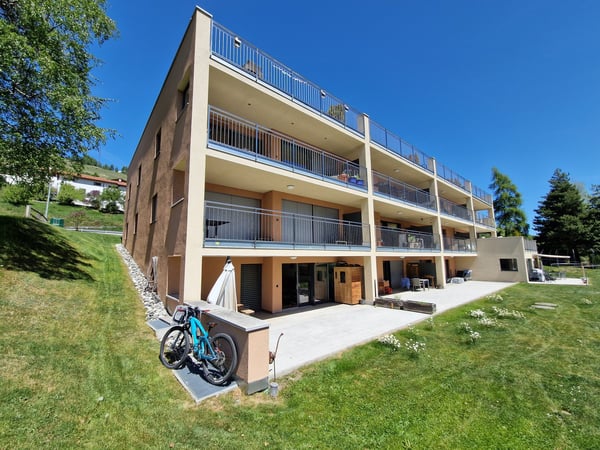 Zweitwohnung im Dachgeschoss, mit riesige Terrasse und Traumsicht nahe den Bergbahnen Motta Naluns 1