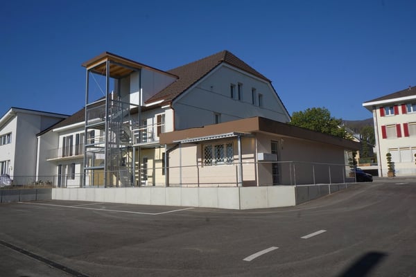 Komplett renovierte 2.5-Zimmerwohnung - 2. OG 2