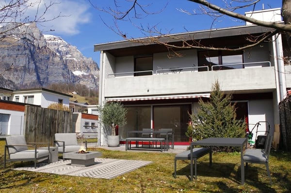4.5-Zi.-Einfamilienhaus mit Garten und Bergblick, Glarus 1