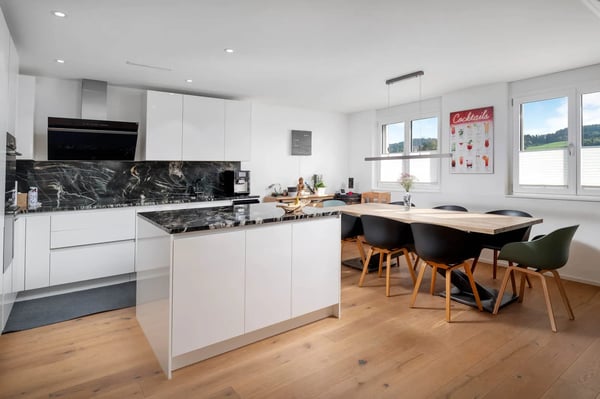 Moderne 4.5-Zimmer-Maisonette mit Balkon in Bäretswil kaufen 1