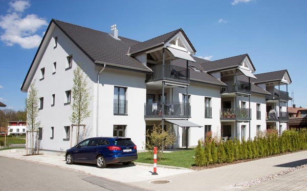 Moderne 2 Zimmer - Dachgeschosswohnung mit Balkon in Leuggern 1