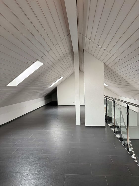 Moderne 2 Zimmer - Dachgeschosswohnung mit Balkon in Leuggern 4