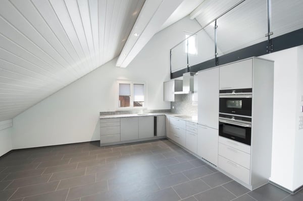 Moderne 2 Zimmer - Dachgeschosswohnung mit Balkon in Leuggern 2