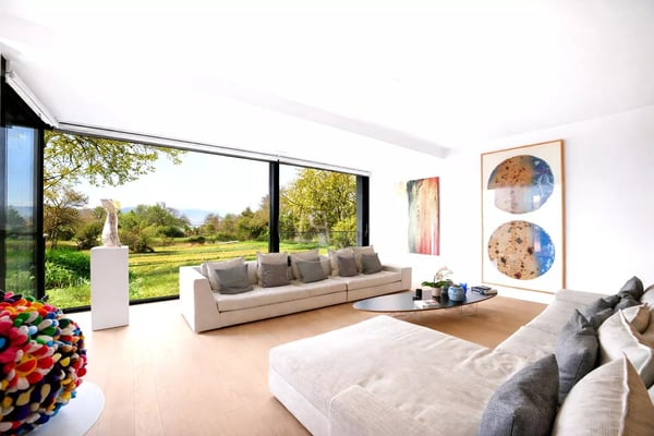 Superb 328 m2 duplex with gardens and lake view in the heart of Corsie 6