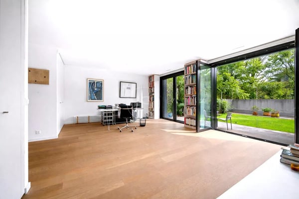 Superb 328 m2 duplex with gardens and lake view in the heart of Corsie 11