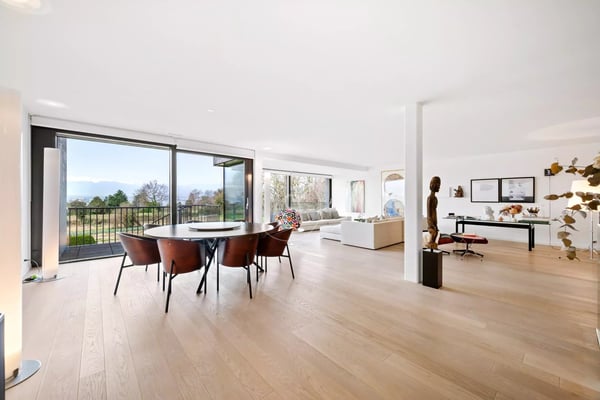 Superb 328 m2 duplex with gardens and lake view in the heart of Corsie 3