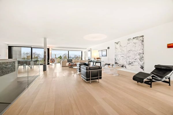 Superb 328 m2 duplex with gardens and lake view in the heart of Corsie 9