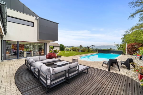 Beautiful family villa, swimming pool and view on the heights of Gland 4
