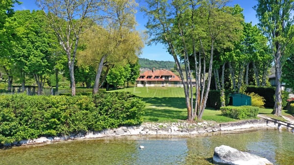 Waterfront property with boat garage, to renovate, La Côte 1