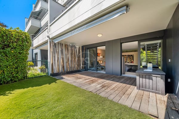 Beautiful turnkey apartment with terrace and garden in South Pully 10