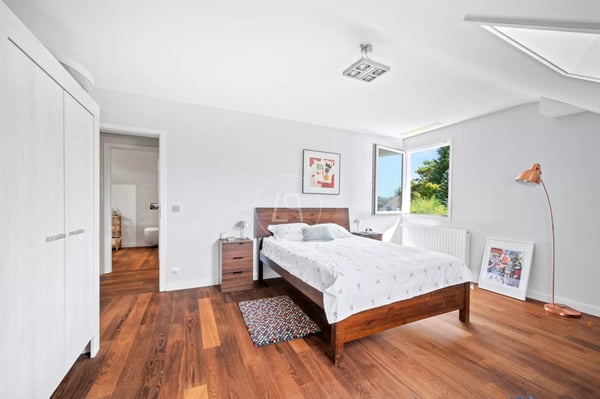 Beautiful family home, swimming pool, lake view, left bank, GE 12