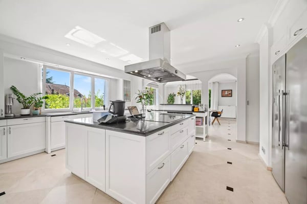 Beautiful family home, swimming pool, lake view, left bank, GE 8