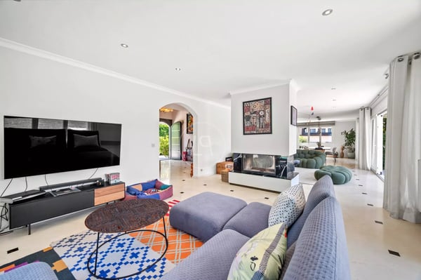 Beautiful family home, swimming pool, lake view, left bank, GE 5