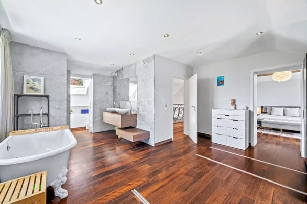 Beautiful family home, swimming pool, lake view, left bank, GE 10
