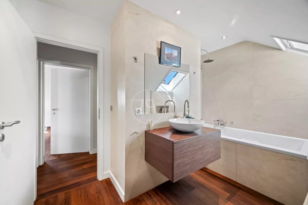 Beautiful family home, swimming pool, lake view, left bank, GE 13