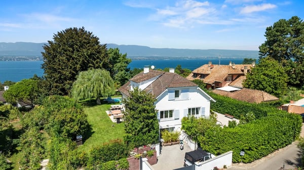Beautiful family home, swimming pool, lake view, left bank, GE 1