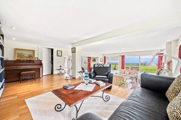 Beautiful family property with tennis and lake view, close to Morges 6