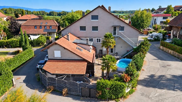 Maison de maître avec 4 appartements à Chevroux 2