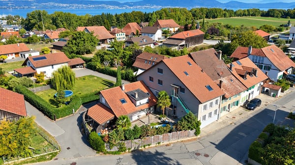 Maison de maître avec 4 appartements à Chevroux 1