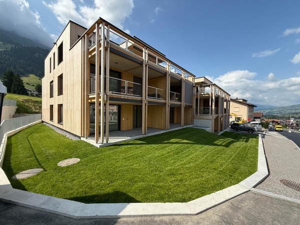 Moderne 4.5-Zimmer-Neubauwohnung im Erdgeschoss in Frutigen 1