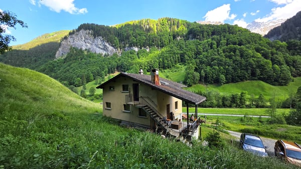 6-Zimmer-Zweifamilienhaus mit Panorama, Schwendi im Weisstannental SG 3