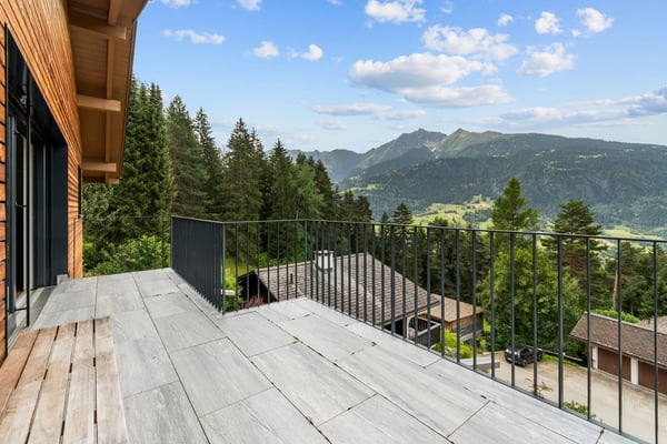 Modernes Zweifamilienhaus mit unverbaubarem Bergpanorama 2